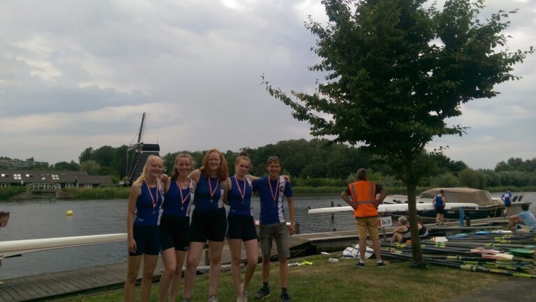 Read more about the article Roeisuccessen BWV de Eem op het Spaarne. Meisjes 18 dubbelvier winnen hun eerste blik!