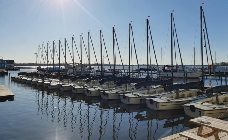 Read more about the article Vrijdag 1 juli Midzomeravondzeilen op Loosdrechtse plassen (ook zonder zeilervaring)